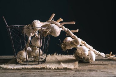  Koyu arkaplanda sarımsak ipi