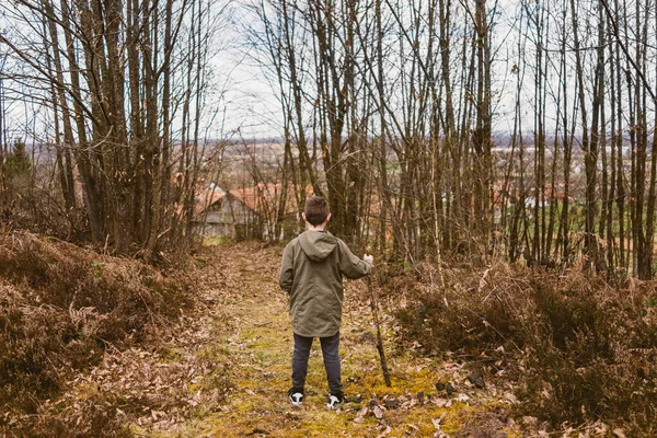 Ung Pojke Står Naturen — Stockfoto