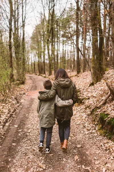 Matka Jej Syn Chodzą Naturze — Zdjęcie stockowe