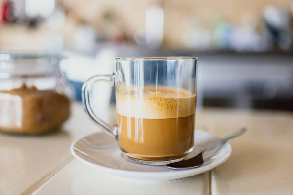 Kaffeetasse Auf Weißem Holztisch — Stockfoto