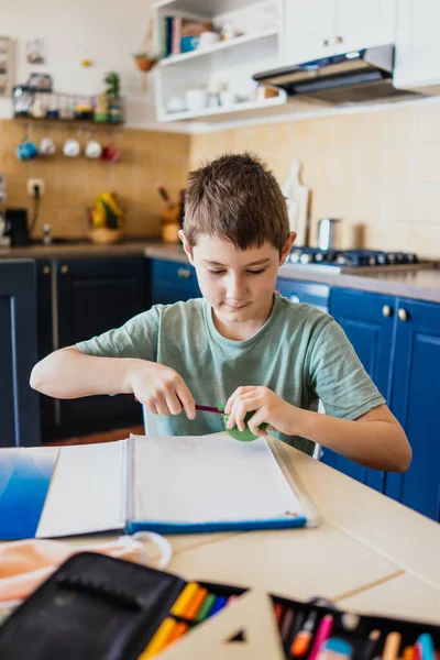 Evde Öğrenen Bir Çocuk Ödev Yapıyorum — Stok fotoğraf