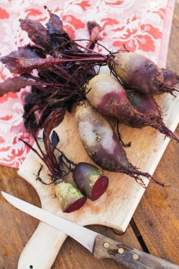 Tahtada taze toplanmış pancar kökü