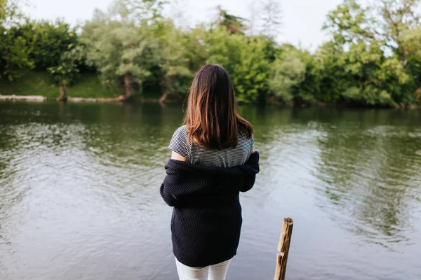 Mujer Joven Muelle Del Río — Foto de Stock