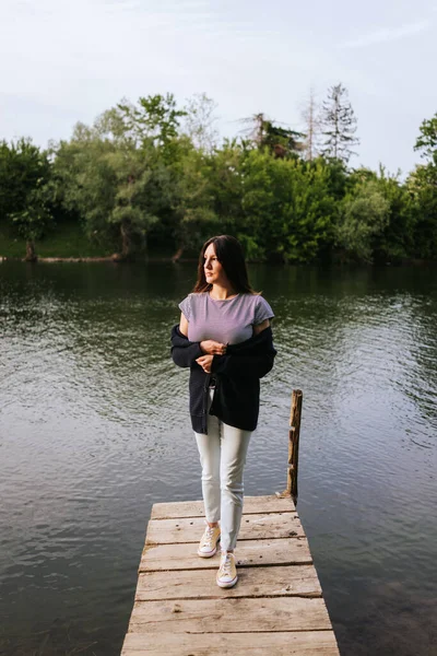 Nehir Rıhtımında Duran Genç Kadın — Stok fotoğraf