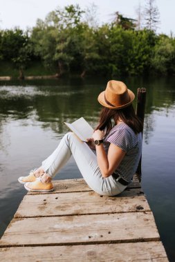 Nehir iskelede genç bir kadın