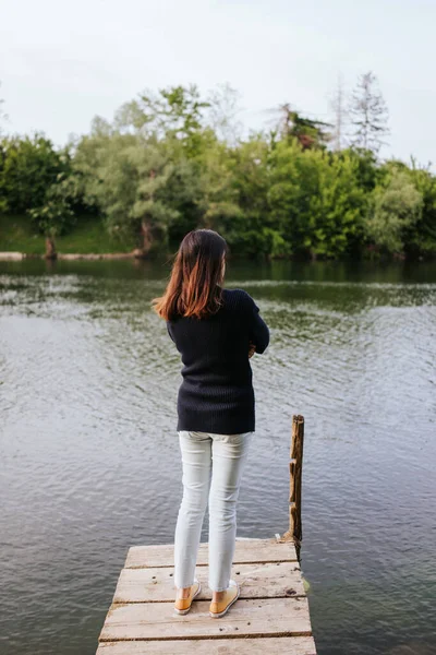 Mujer Pie Muelle Del Río — Foto de Stock