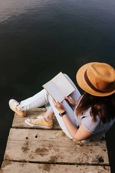 Giovane Donna Sul Molo Del Fiume Libro Lettura — Foto Stock