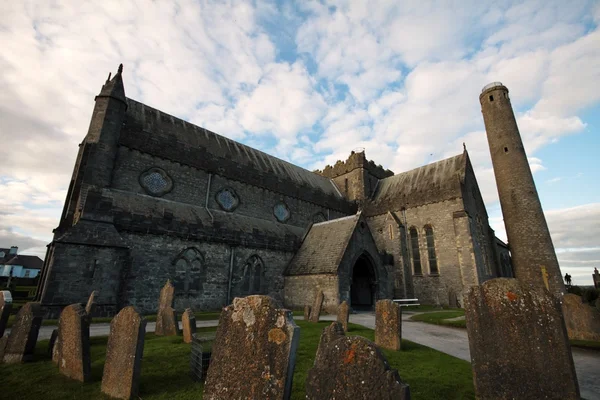 Saint Canice kathedraal en ronde toren in Kilkenny, Ierland — Stockfoto
