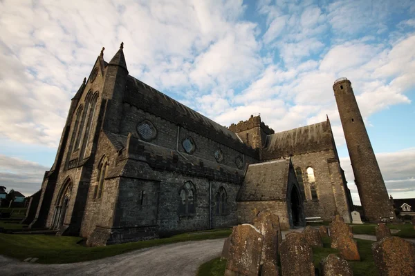 Saint Canice kathedraal en ronde toren in Kilkenny, Ierland — Stockfoto