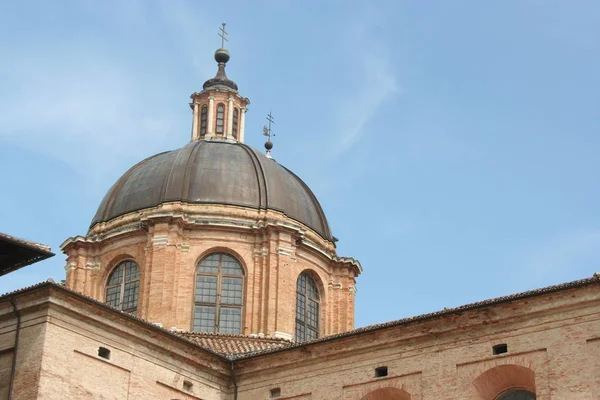 Koepel van een Renaissance paleis in het centrum van Urbino, Italië — Stockfoto