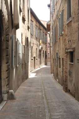 Urbino orta-yaş şehir merkezinde küçük yol