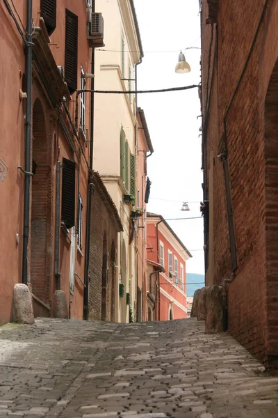 Pequeña carretera en Corinaldo, Marche, Italia —  Fotos de Stock