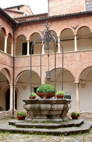 Innergård i herravälde palace i Corinaldo, Italien — Stockfoto