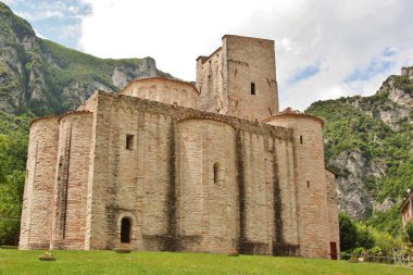Genga eski kilise, Marche, İtalya