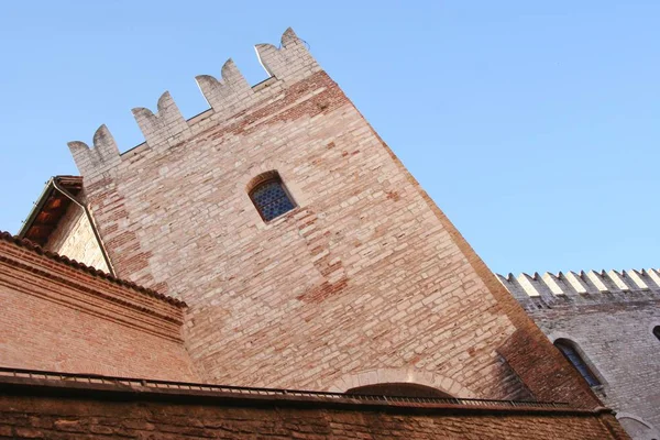 Πύργος της μέσης ηλικίας παλάτι στην κεντρική Ιταλία — Φωτογραφία Αρχείου