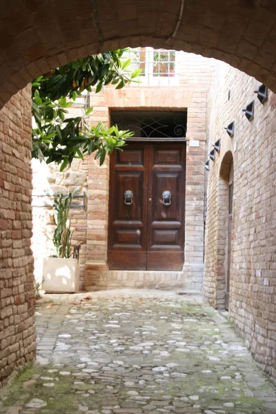 Small Alley in Tolentino, Marche, central Italy — Stock Photo, Image