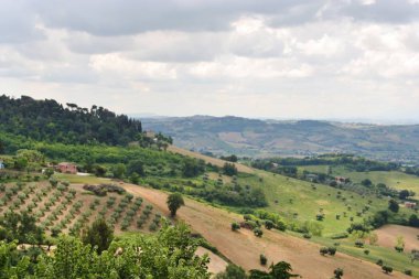Recanati, Marche, İtalya'nın kasabadan Hills manzara