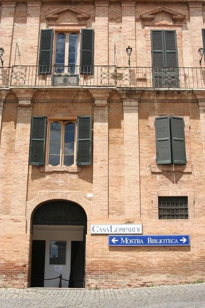 Leopardi, huis en museum in Recanati, Marche, Midden-Italië — Stockfoto