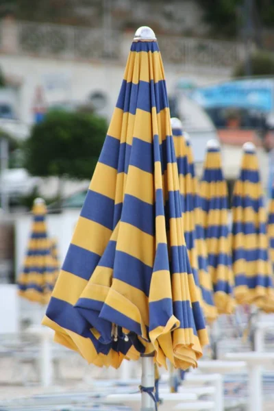 Parasols sur la plage de Sirolo, Marches, Italie — Photo