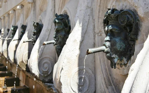 Исторический фонтан с бронзовыми лицами в Анконе, Италия — стоковое фото
