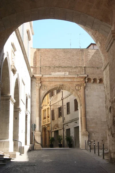 Arco e Colonne d'epoca romana ad Ancona — Foto Stock