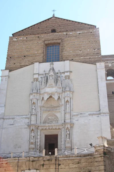 Entrada de la iglesia románica en el centro histórico de Ancona, Marche, Italia —  Fotos de Stock