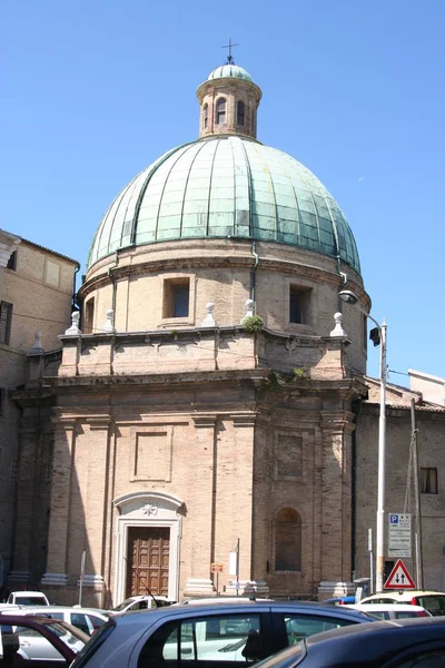 Aspe en koepel van een Romaanse kerk in Ancona, Marche, Italië — Stockfoto