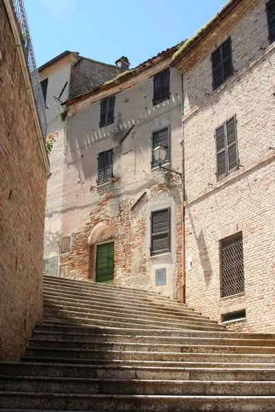 Pasos entre pequeño callejón en pueblo histórico en Marche — Foto de Stock