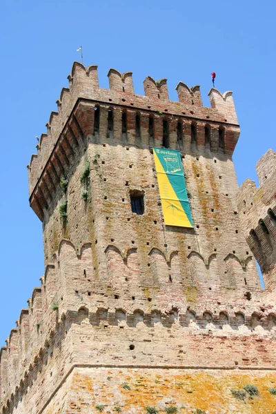 Hauptturm einer mittelalterlichen Burg in der Nähe von ancona, Italien — Stockfoto