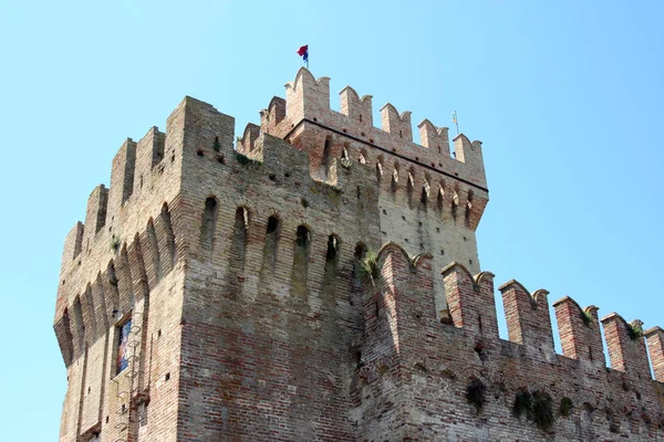 На вершине средневекового укрепленного замка — стоковое фото