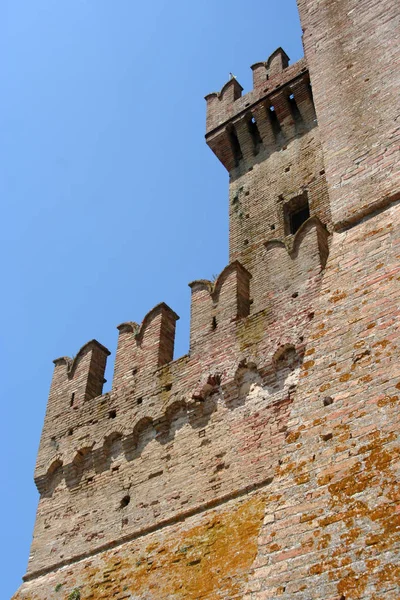 イタリア中部の中間年齢の城の側 — ストック写真