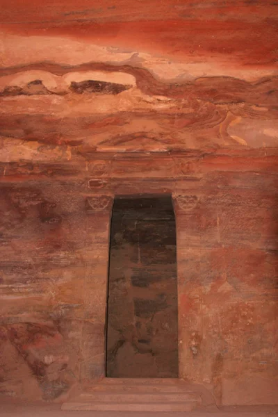 La tumba dentro del Tesoro de Petra, Jordania — Foto de Stock