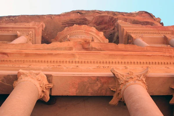 Kunst- und Architekturdetails vor dem Schatz in Petra — Stockfoto