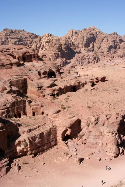 Graven gegraven in rode rots canyon in Petra omgeving. Jordanië — Stockfoto