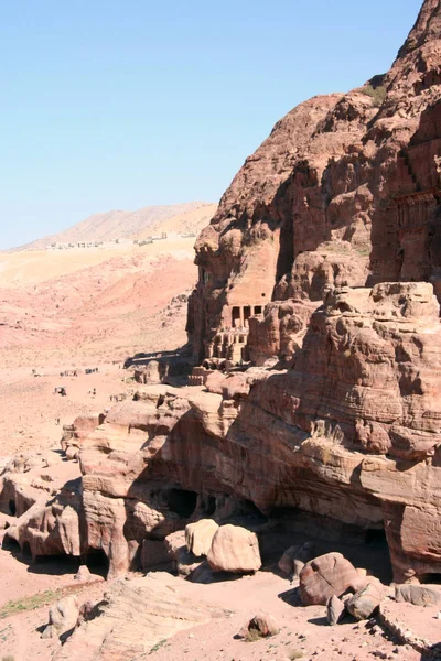 Túmulos escavados no desfiladeiro de rocha vermelha em Petra arredores. Jordânia — Fotografia de Stock