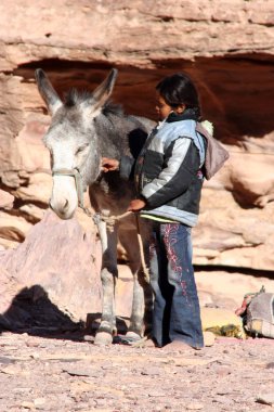 Petra 'da eşeği olan küçük bir kız, Jordan.