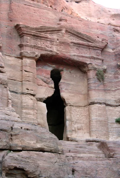 Grab in rotem Felsenberg gegraben, Petra — Stockfoto