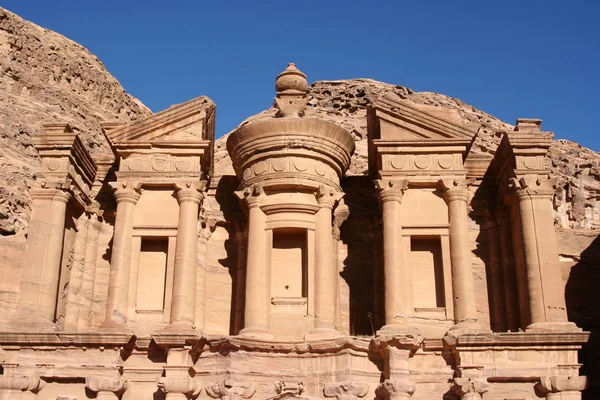 Bovenkant van het klooster, groot graf in Petra, Jordanië — Stockfoto