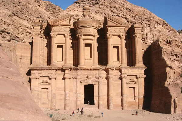 O Monastério, grande monumento sagrado escavado na pedra, Petra, Jo — Fotografia de Stock