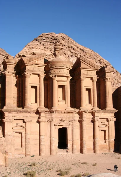 O Monastério, grande monumento sagrado escavado na pedra, Petra, Jo — Fotografia de Stock