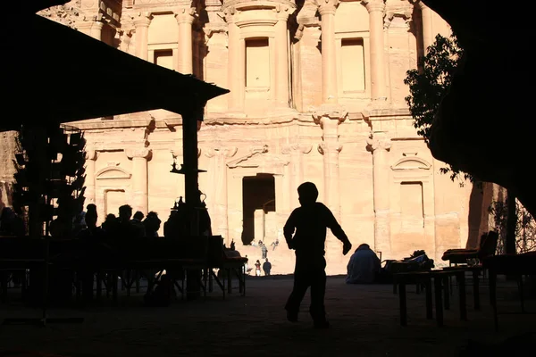 Il monastero nella retroilluminazione del tramonto, Petra, Giordania — Foto Stock
