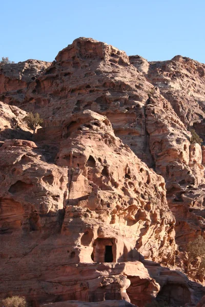 Tumbas excavadas en la montaña de roca roja de la maravillosa Petra. Jordania — Foto de Stock