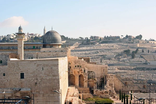 Jerusalén colinas paisaje con una mezquita en primer plano — Foto de Stock