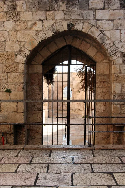 Puerta de hierro entrada al patio de una sinagoga en Jerusalén — Foto de Stock