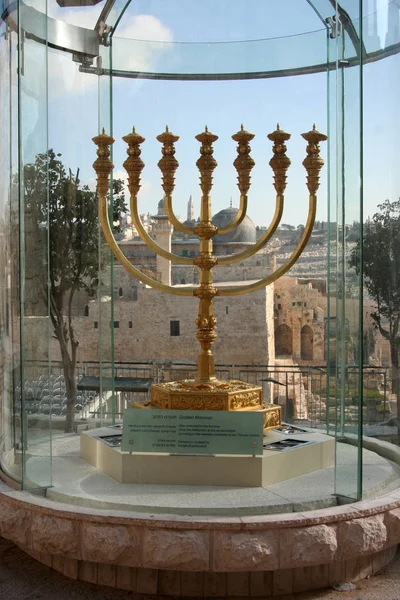 Golden Menorah, candelero de siete brazos símbolo judío en Jerusalén — Foto de Stock