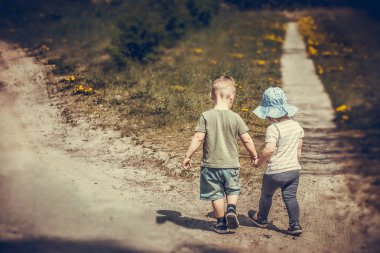 iki çocuk kaldırımı