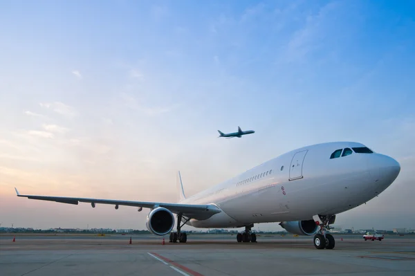 Avião comercial de estacionamento no aeroporto — Fotografia de Stock