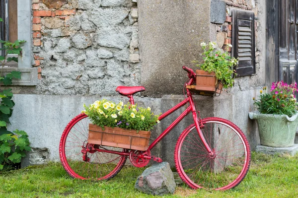 Dekoratives Fahrrad mit Blumenkorb Garten, rotes Fahrrad, — Stockfoto