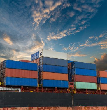 Kargo gemisi ile gök