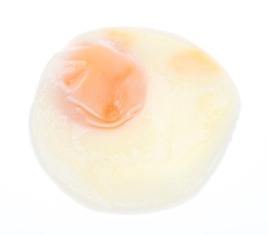 Beyaz arka planda izole edilmiş yumurta.